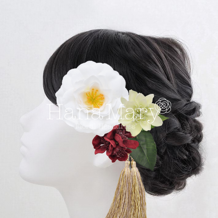 白椿と赤い花と緑の花